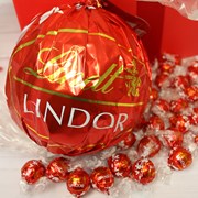 Secondery giant_valentine_box_lifestyle_zoom6_base.jpg