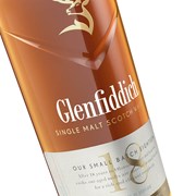 Secondery glenfiddich_18yo_bottleside.jpg